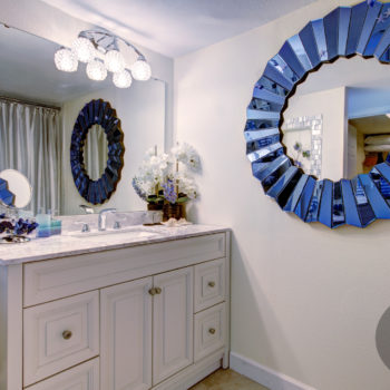 Fully equipped bathroom: towels, hair dryer