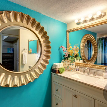 Fully equipped bathroom: towels, hair dryer